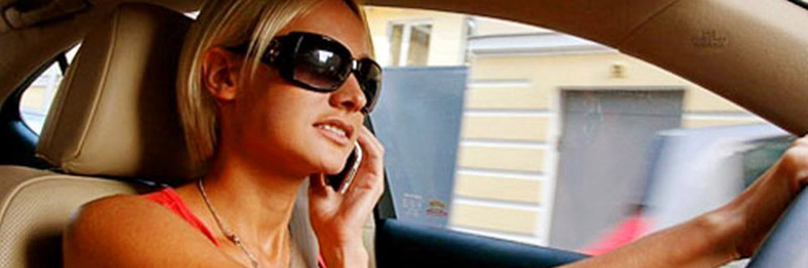 Блондинка за рулем разговаривает по телефону
