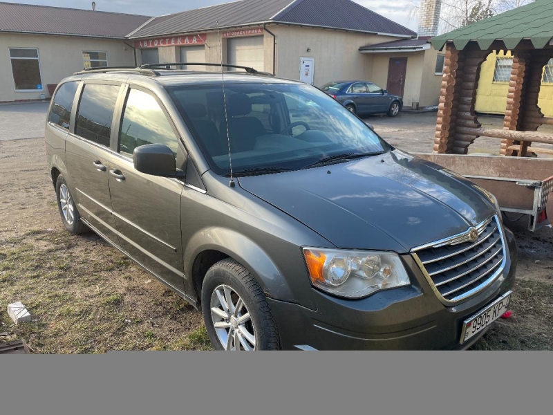 Chrysler Town and Country 2010 года в городе Слоним фото 1